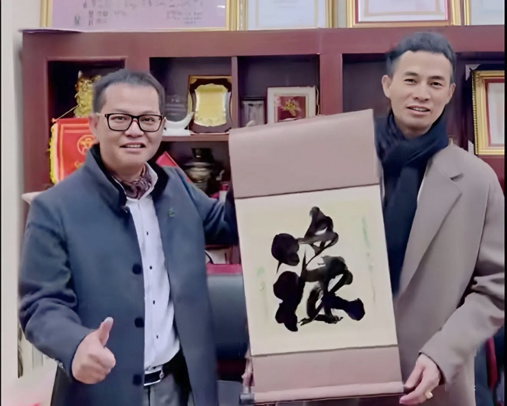 NSND Trung Hiếu tặng nghệ sĩ Mạnh Cường chữ