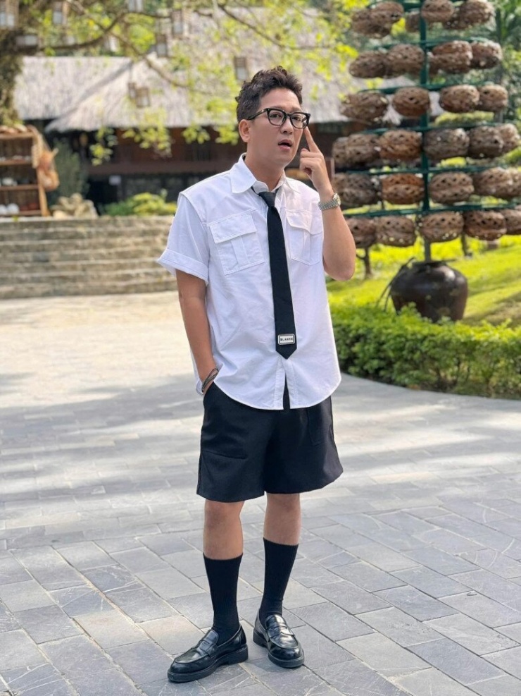 1739325799-truong-giang-cam-ca-sap-tien-de-li-xi-nhan-vien-bi-khan-gia-bi-bat-be-vi-chua-tinh-te-1-6-n-8039-688-width780height1040 Trường Giang cầm cả cọc tiền để lì xì nhân viên, bị khán giả bắt bẻ vì chưa tinh tế - 2