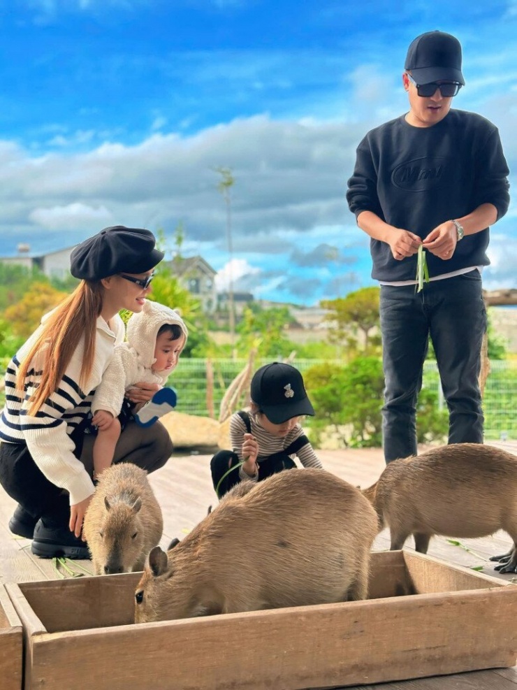 1739325800-truong-giang-cam-ca-sap-tien-de-li-xi-nhan-vien-bi-khan-gia-bi-bat-be-vi-chua-tinh-te-9-2-n-7735-522-width780height1040 Trường Giang cầm cả cọc tiền để lì xì nhân viên, bị khán giả bắt bẻ vì chưa tinh tế - 8