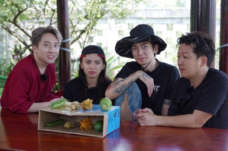 1739325800-truong-giang-cam-ca-sap-tien-de-li-xi-nhan-vien-bi-khan-gia-bi-bat-be-vi-chua-tinh-te-9-n-8039-249-width780height517 Trường Giang cầm cả cọc tiền để lì xì nhân viên, bị khán giả bắt bẻ vì chưa tinh tế - 3