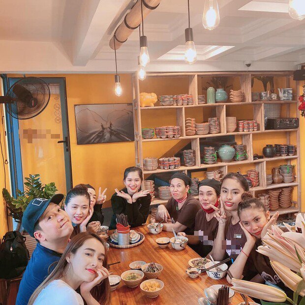 1739325800-truong-giang-cam-ca-sap-tien-de-li-xi-nhan-vien-bi-khan-gia-bi-bat-be-vi-chua-tinh-te-phuong-2-0338-696-width620height620 Trường Giang cầm cả cọc tiền để lì xì nhân viên, bị khán giả bắt bẻ vì chưa tinh tế - 5