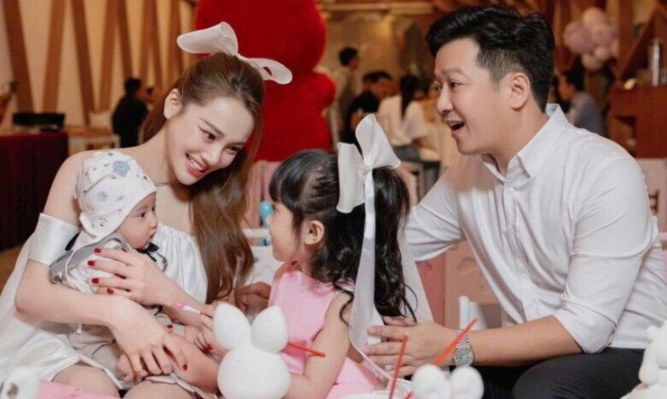 1739325800-truong-giang-cam-ca-sap-tien-de-li-xi-nhan-vien-bi-khan-gia-bi-bat-be-vi-chua-tinh-te-truong-giang-khoe-anh-can-mat-con-trai-da-trang-mo-7812-299-width780height468 Trường Giang cầm cả cọc tiền để lì xì nhân viên, bị khán giả bắt bẻ vì chưa tinh tế - 7