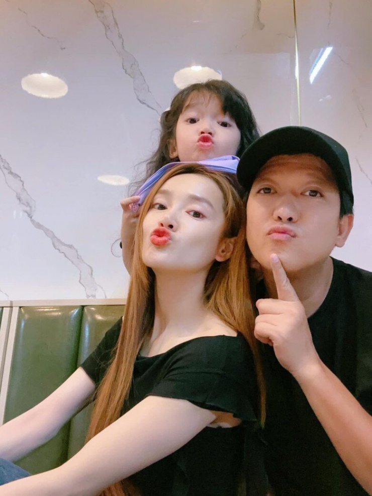 1739325801-truong-giang-cam-ca-sap-tien-de-li-xi-nhan-vien-bi-khan-gia-bi-bat-be-vi-chua-tinh-te-5-6-n-7870-497-width780height1040 Trường Giang cầm cả cọc tiền để lì xì nhân viên, bị khán giả bắt bẻ vì chưa tinh tế - 11