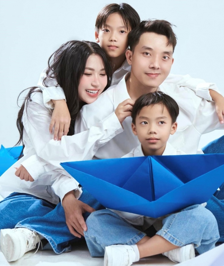 Hiện, cả hai sống hạnh phúc bên 2 con trai và có ý định sẽ sinh thêm một