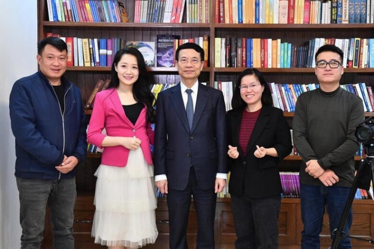 1739409777-btv-thu-ha-khoe-duong-cong-khi-bau-lan-2-vuot-mat-con-dau-long-chi-lo-dien-1-lan-da-gay-bao-17-5-n-5973-234-width780height520 BTV Thu Hà khoe bầu lần 2 vượt mặt, con đầu lòng chỉ lộ diện 1 lần đã