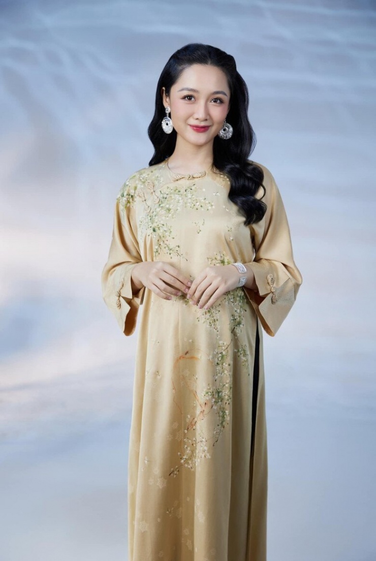 1739409777-btv-thu-ha-khoe-duong-cong-khi-bau-lan-2-vuot-mat-con-dau-long-chi-lo-dien-1-lan-da-gay-bao-7-9-n-5728-217-width780height1170 BTV Thu Hà khoe bầu lần 2 vượt mặt, con đầu lòng chỉ lộ diện 1 lần đã