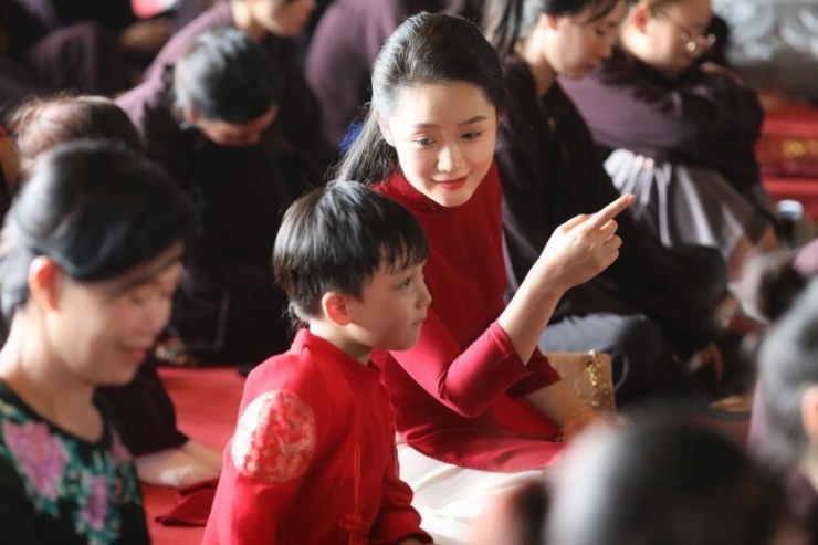 1739409779-btv-thu-ha-khoe-duong-cong-khi-bau-lan-2-vuot-mat-con-dau-long-chi-lo-dien-1-lan-da-gay-bao-06-1-n-5725-648-width780height520 BTV Thu Hà khoe bầu lần 2 vượt mặt, con đầu lòng chỉ lộ diện 1 lần đã