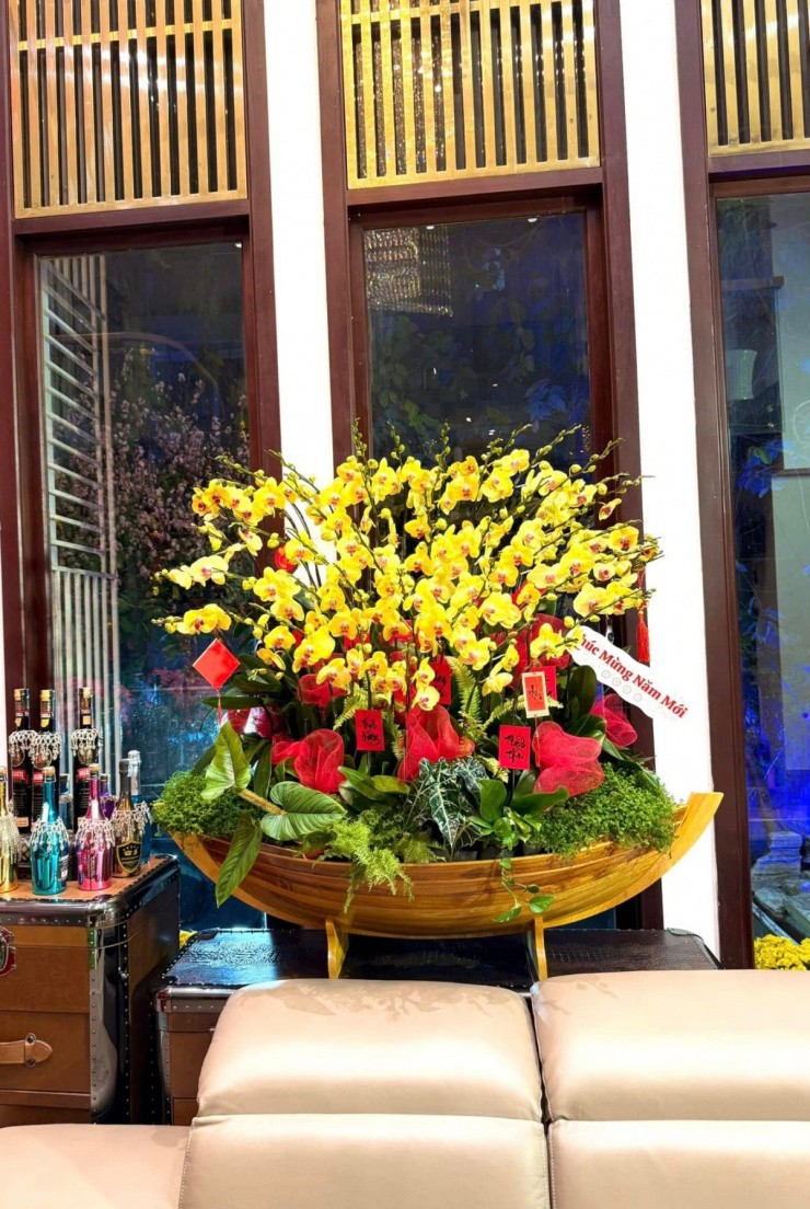 1739522076-10-5006-5-11857-width1200height1800 Sắc xuân với hoa lan tràn ngập căn nhà. Không gian sống của gia đình giọng ca 54 tuổi được khen ấm cúng, sang trọng.