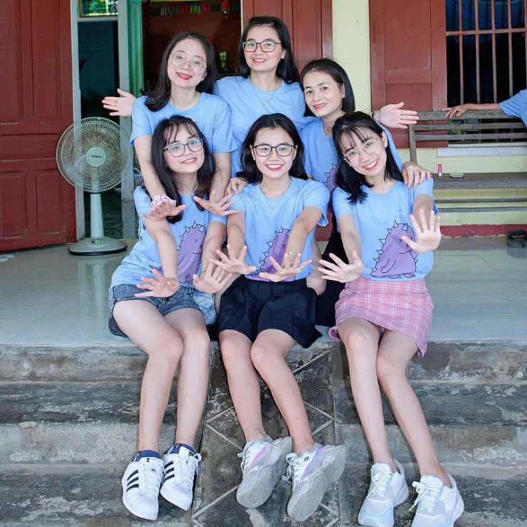 1739577390-6-con-gai-2-306-width800height800 Các chị em đều học hành nên người