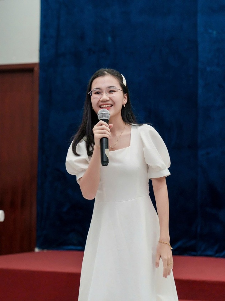 1739577390-6-con-gai-7-309-width800height1067 Thúy Nhiên được bố mẹ tôn trọng mọi quyết định trong cuộc đời