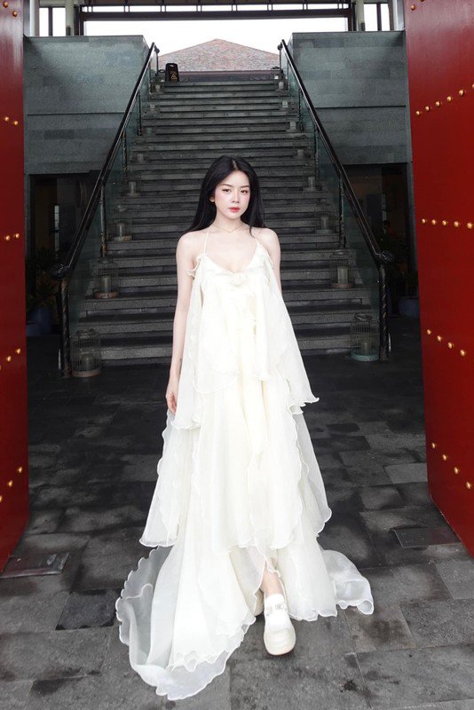 1739585166-dj-bup-be-viet-don-tim-fan-voi-loat-anh-vay-trang-ngot-ngao-hinh-5-width534height800 “DJ búp bê” Việt đốn tim fan với loạt ảnh váy trắng ngọt ngào - 5