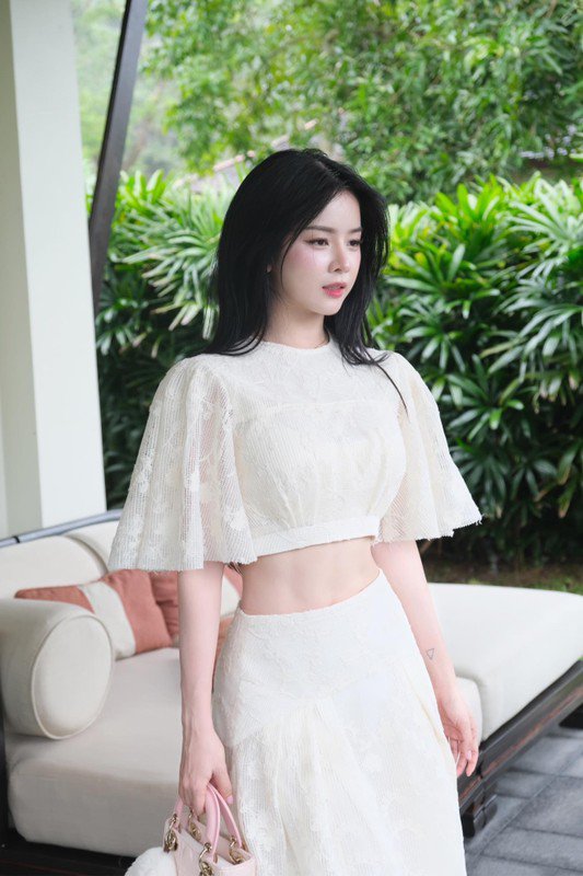 1739585166-dj-bup-be-viet-don-tim-fan-voi-loat-anh-vay-trang-ngot-ngao-hinh-6-width533height800 “DJ búp bê” Việt đốn tim fan với loạt ảnh váy trắng ngọt ngào - 6