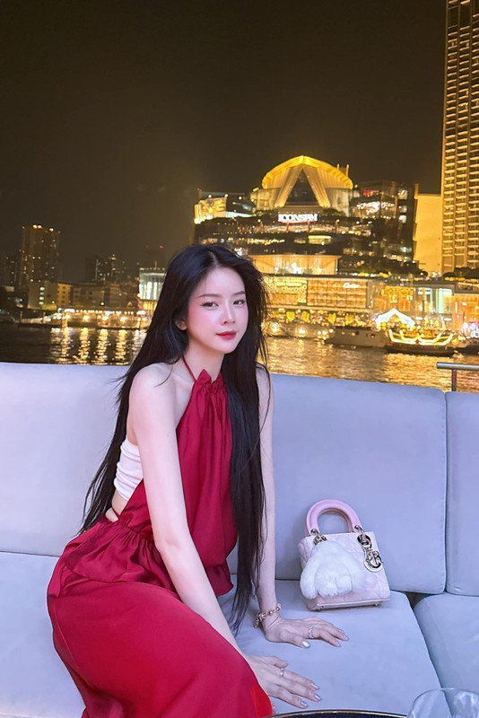 1739585166-dj-bup-be-viet-don-tim-fan-voi-loat-anh-vay-trang-ngot-ngao-hinh-9-width534height800 “DJ búp bê” Việt đốn tim fan với loạt ảnh váy trắng ngọt ngào - 9