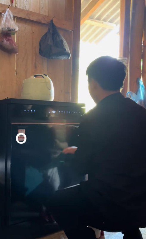 1739848378-tranh-cai-chuyen-co-gai-vung-cao-duoc-chong-tang-may-rua-bat-hinh-2-width490height800 Tranh cãi chuyện cô gái vùng cao được chồng tặng máy rửa bát - 2