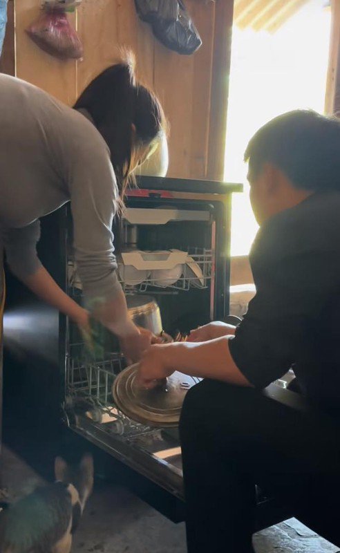 1739848378-tranh-cai-chuyen-co-gai-vung-cao-duoc-chong-tang-may-rua-bat-hinh-3-width492height800 Tranh cãi chuyện cô gái vùng cao được chồng tặng máy rửa bát - 3