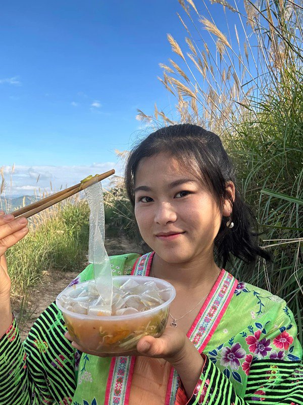 1739848378-tranh-cai-chuyen-co-gai-vung-cao-duoc-chong-tang-may-rua-bat-hinh-6-width600height800 Tranh cãi chuyện cô gái vùng cao được chồng tặng máy rửa bát - 6