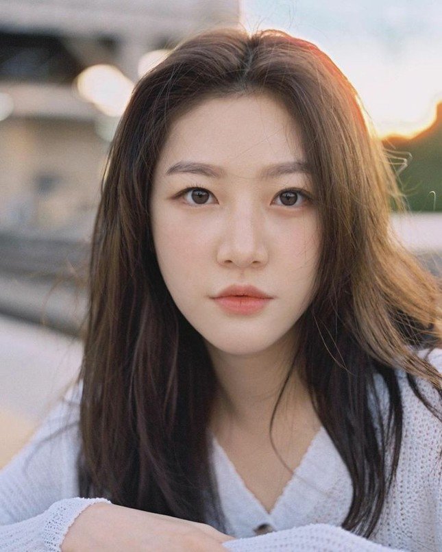 1739868331-ron12-9472-1083-width645height806 Gia đình Kim Sae Ron cho rằng chính YouTuber Lee Ji Ho là người đẩy nữ diễn viên tới hành động cực đoan.