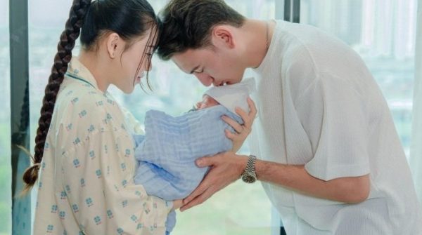 Thủ môn Đặng Văn Lâm và vợ đón con trai đầu lòng 1739932706 827 thumbnail width740height495 anh cat 3 2 auto cropjpg