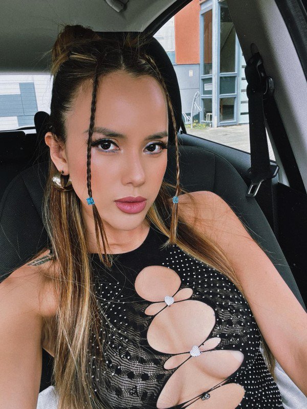 1739947257-vo-cau-thu-nhap-tich-viet-nam-dien-bikini-khoe-dang-cuc-boc-lua-hinh-10-width600height800 Vợ cầu thủ nhập tịch Việt Nam diện bikini khoe dáng cực bốc lửa - 10