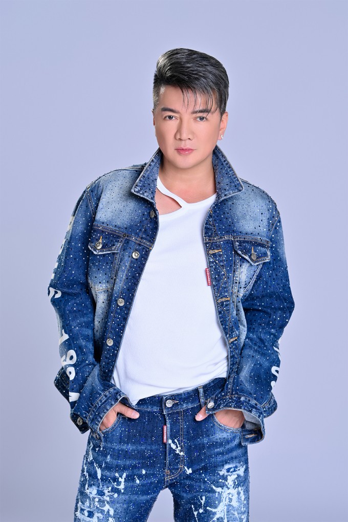 1740010754-tp6-1216-copy-8083-5152-8625-width680height1020 Ca sĩ Đàm Vĩnh Hưng trong bộ ảnh chụp tại studio cuối năm 2024. Ảnh: Nhân vật cung cấp