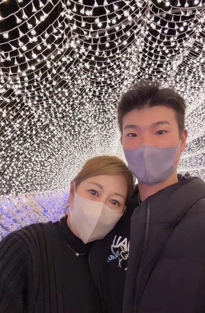 1740357444-1-13-3363-7961-4295-width680height1040 Isamu dẫn Midori đi ngắm đèn trang trí Giáng sinh, trong thời gian theo đuổi. Ảnh: Nhân vật cung cấp