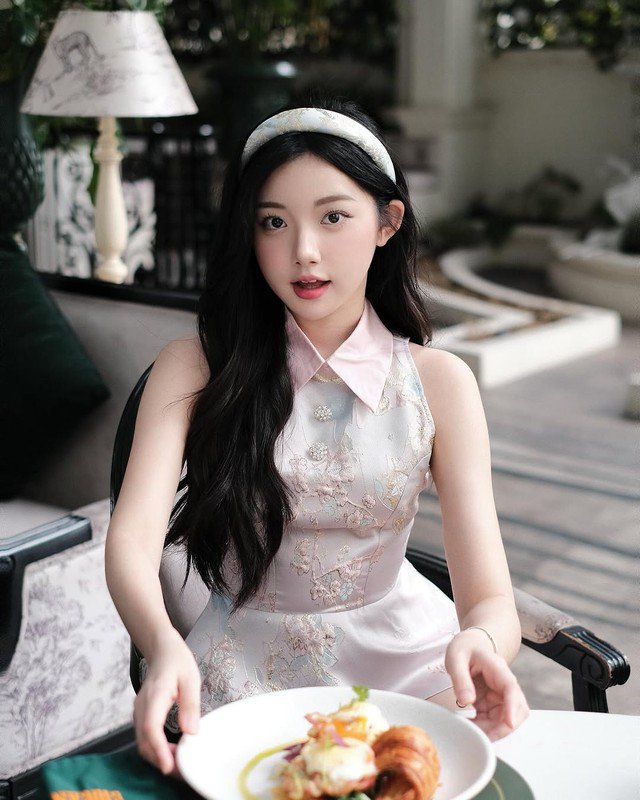 1740381976-tien-nu-mukbang-khoe-nhan-sac-ngot-ngao-ngam-la-yeu-hinh-4-width640height800 “Tiên nữ mukbang” khoe nhan sắc ngọt ngào ngắm là yêu - 4