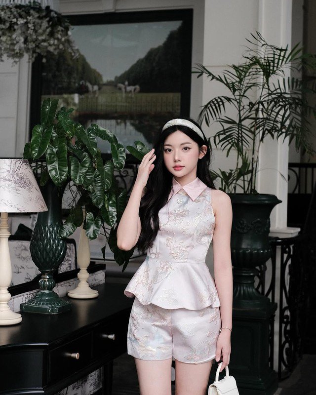 1740381976-tien-nu-mukbang-khoe-nhan-sac-ngot-ngao-ngam-la-yeu-hinh-5-width640height800 “Tiên nữ mukbang” khoe nhan sắc ngọt ngào ngắm là yêu - 5