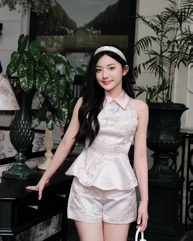 1740381976-tien-nu-mukbang-khoe-nhan-sac-ngot-ngao-ngam-la-yeu-hinh-6-width640height800 “Tiên nữ mukbang” khoe nhan sắc ngọt ngào ngắm là yêu - 6