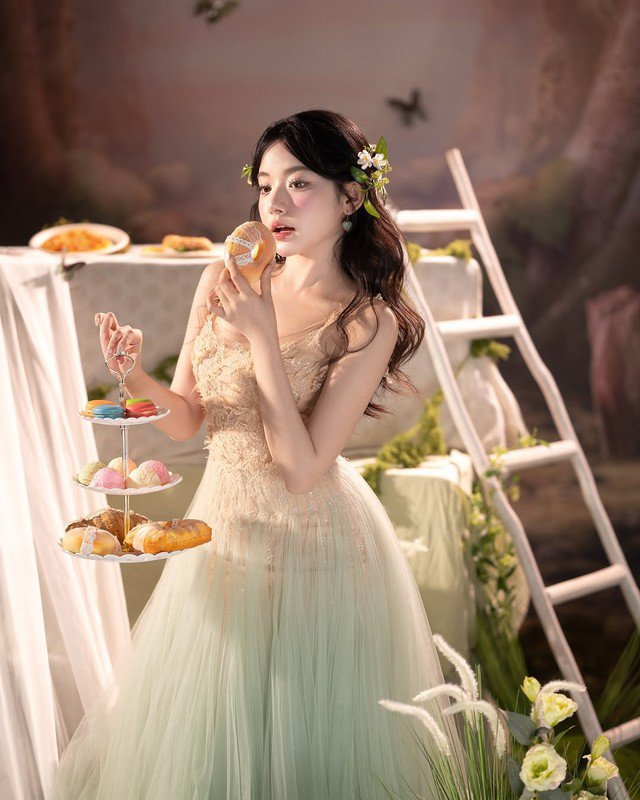 1740381976-tien-nu-mukbang-khoe-nhan-sac-ngot-ngao-ngam-la-yeu-hinh-7-width640height800 “Tiên nữ mukbang” khoe nhan sắc ngọt ngào ngắm là yêu - 7