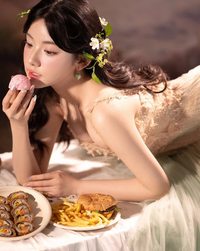 1740381976-tien-nu-mukbang-khoe-nhan-sac-ngot-ngao-ngam-la-yeu-hinh-9-width640height800 “Tiên nữ mukbang” khoe nhan sắc ngọt ngào ngắm là yêu - 9