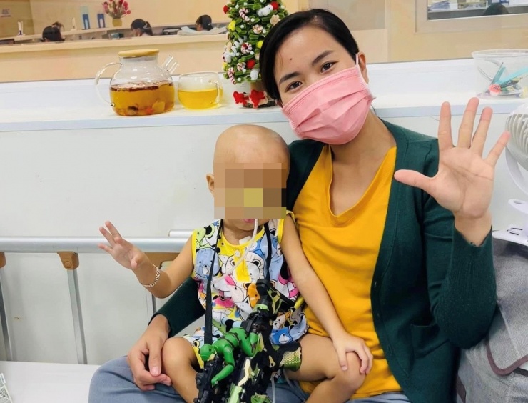 1740435975-me-bap-4-width1406height1071 Hành trình cùng con chiến đấu với căn bệnh ung thư máu của chị Hòa thu hút sự quan tâm của nhiều người. Ảnh NVCC