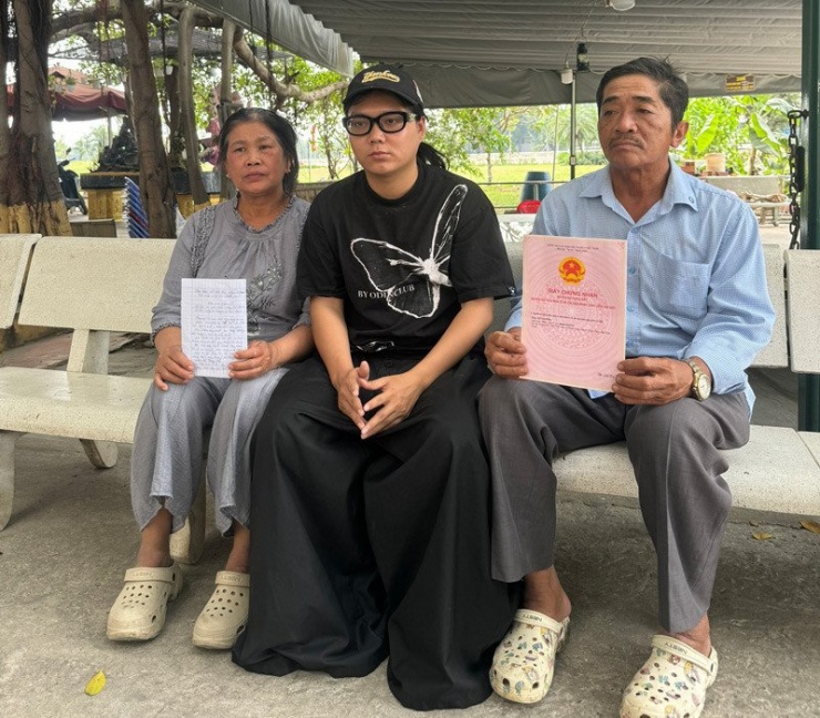 1740435975-me-bap-5-width800height700 Chị Hòa cho hay, ba mẹ chị muốn bán đất để có tiền chữa bệnh cho bé Bắp. Ảnh NVCC