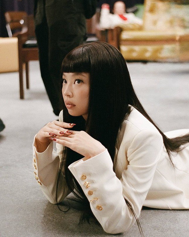 1740615693-j2-279-1323-width645height806 Sản phẩm mới của Jennie ít được chào đón hơn ở Hàn Quốc vì Kpop thiếu âm nhạc phản ánh cá tính nghệ sĩ. Ảnh: ODDATELIER.