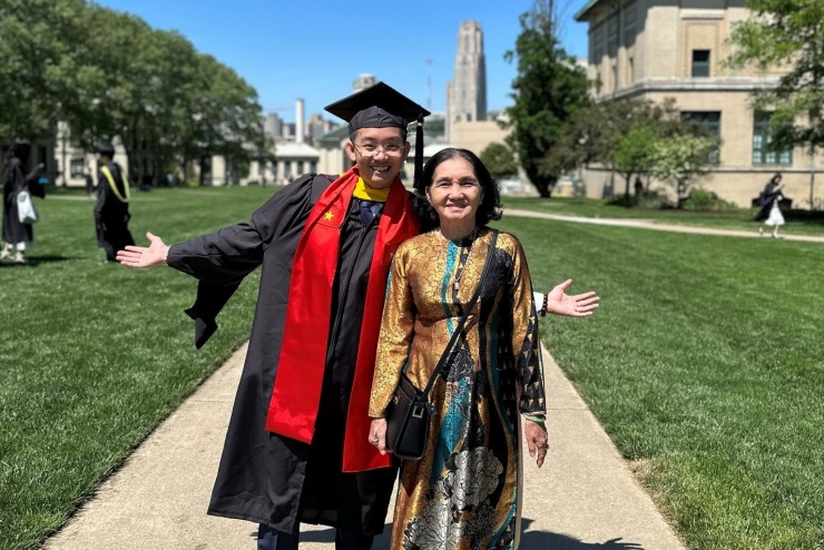 1740632134-le-tot-nghiep-cmu-4-width1536height1024 Phú và mẹ trong ngày tốt nghiệp Đại học Carnegie Mellon. (Ảnh: NVCC)