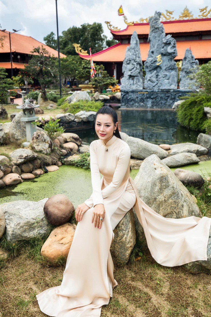 Nam Thư hạnh phúc khoe ảnh bế em bé sau ồn ào bị nghi là