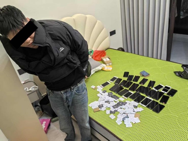 1740749611-8-94601-width1024height768 Cầm đầu nhóm lừa đảo là một người đàn ông họ Yang. Ảnh: CCTV