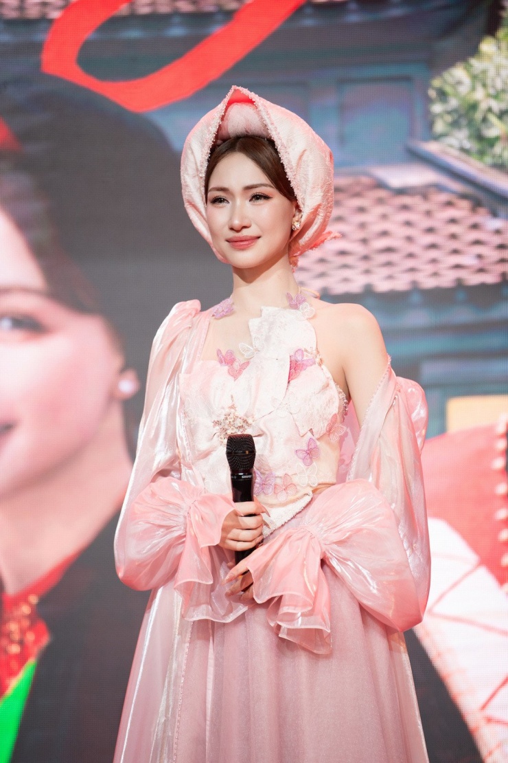Hoà Minzy xúc động trong ngày ra mắt MV ở quê nhà Bắc Ninh. Ảnh: NVCC