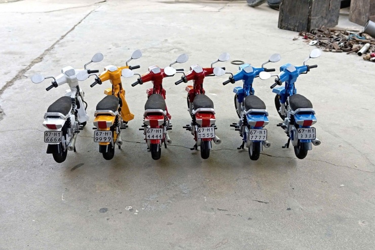 1740963009-z9-bfc9b7caaade84fa56bb-7621-6142-width1686height1124 Mỗi sản phẩm hoàn thiện trong 4 - 5 ngày, giá bán từ 400.000 đồng, giúp Phát kiếm thêm thu nhập, phụ bà trang trải cuộc sống.