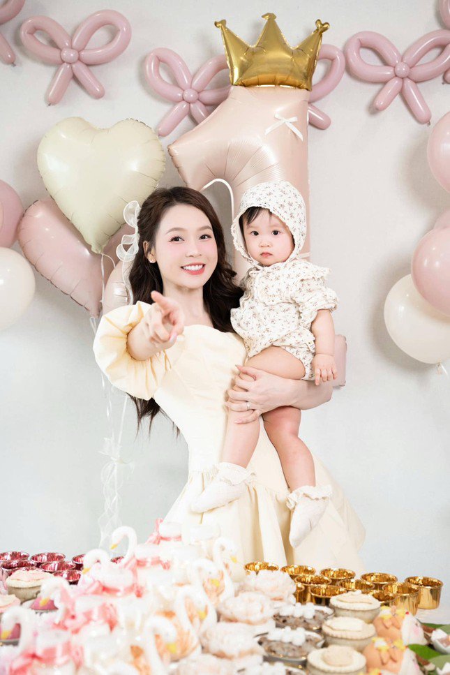 1740966066-sam3-9785-1571-width645height967 Sam chia sẻ lý do không để lộ mặt ông xã trong ảnh mừng sinh nhật các con - 5