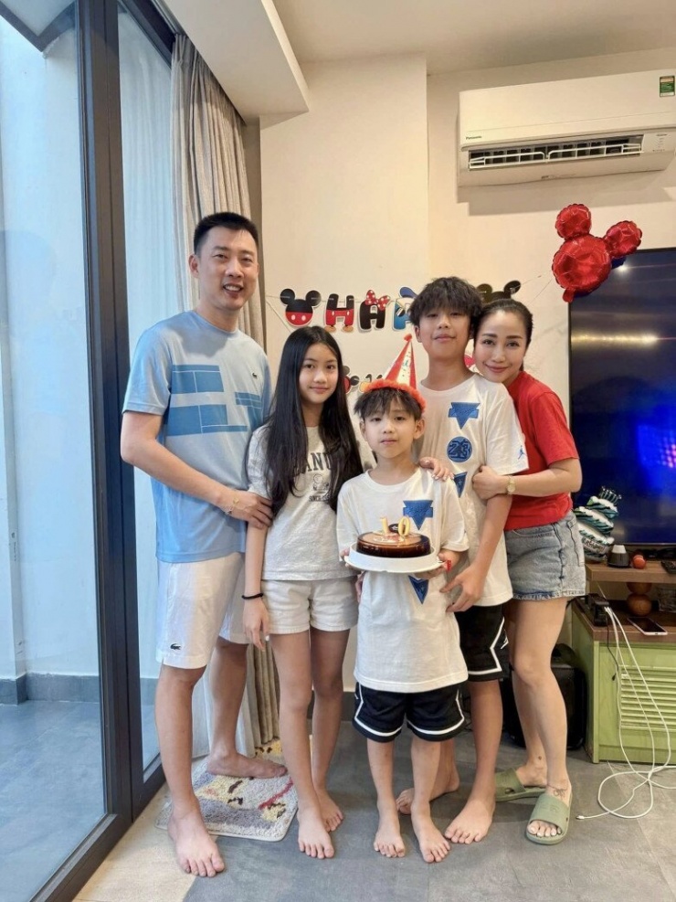 1741053148-oc-thanh-van-gay-tranh-cai-khi-hon-moi-con-trai-chia-se-ve-nguyen-tac-cua-vo-chong-khi-ve-viet-nam-07-n-4521-373-width780height1040 Ốc Thanh Vân nhận phản ứng trái chiều khi hôn con trai đã lớn, chia sẻ nguyên tắc của 2 vợ chồng khi về Việt Nam - 3