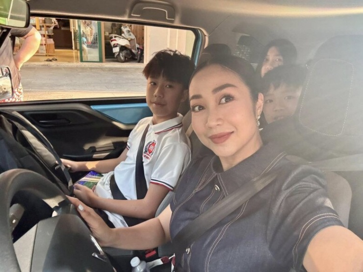 1741053148-oc-thanh-van-gay-tranh-cai-khi-hon-moi-con-trai-chia-se-ve-nguyen-tac-cua-vo-chong-khi-ve-viet-nam-59-0-n-4638-582-width780height585 Ốc Thanh Vân nhận phản ứng trái chiều khi hôn con trai đã lớn, chia sẻ nguyên tắc của 2 vợ chồng khi về Việt Nam - 2