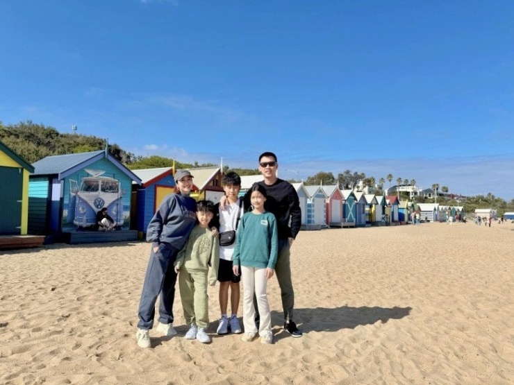 1741053148-oc-thanh-van-gay-tranh-cai-khi-hon-moi-con-trai-chia-se-ve-nguyen-tac-cua-vo-chong-khi-ve-viet-nam-85-3-n-2-4521-354-width780height585 Ốc Thanh Vân nhận phản ứng trái chiều khi hôn con trai đã lớn, chia sẻ nguyên tắc của 2 vợ chồng khi về Việt Nam - 4