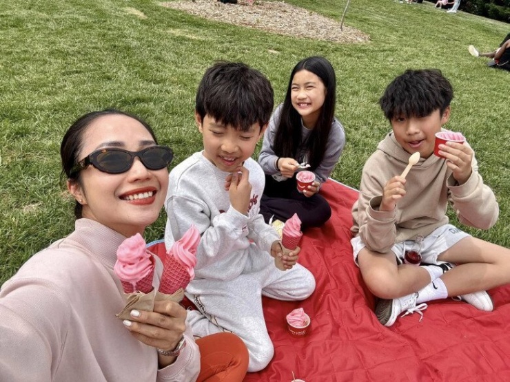 1741053149-oc-thanh-van-gay-tranh-cai-khi-hon-moi-con-trai-chia-se-ve-nguyen-tac-cua-vo-chong-khi-ve-viet-nam-43-n-1-4104-935-width780height585 Ốc Thanh Vân nhận phản ứng trái chiều khi hôn con trai đã lớn, chia sẻ nguyên tắc của 2 vợ chồng khi về Việt Nam - 9