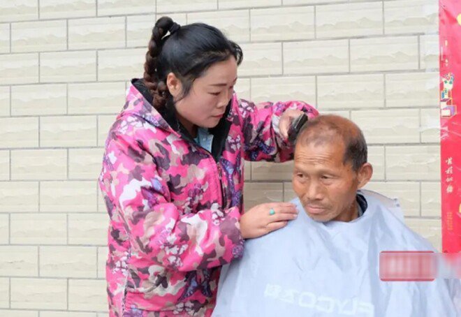 1741057532-nang-dau-hieu-thao-kien-cuong-ganh-vac-gia-dinh-9-nguoi-a1-8588-488-width660height454 Từ chối cuộc sống đủ đầy, cô gái trẻ lấy chồng nghèo, chăm sóc 5 người già cùng con nhỏ - 2