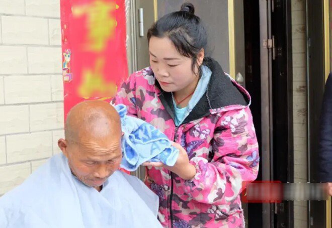 1741057532-nang-dau-hieu-thao-kien-cuong-ganh-vac-gia-dinh-9-nguoi-a2-8588-366-width660height454 Từ chối cuộc sống đủ đầy, cô gái trẻ lấy chồng nghèo, chăm sóc 5 người già cùng con nhỏ - 3