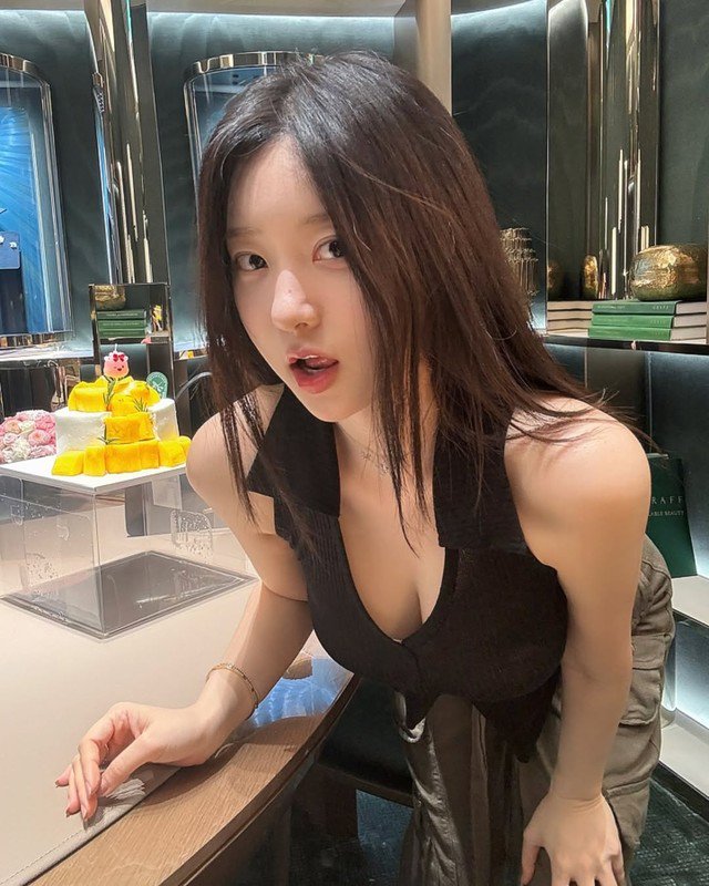 "Cô vợ hấp dẫn nhất" xứ Hàn khiến anh em đứng ngồi không yên 1741060135 co vo hap dan nhat xu han khien anh em dung ngoi khong yen hinh 9 width640height800