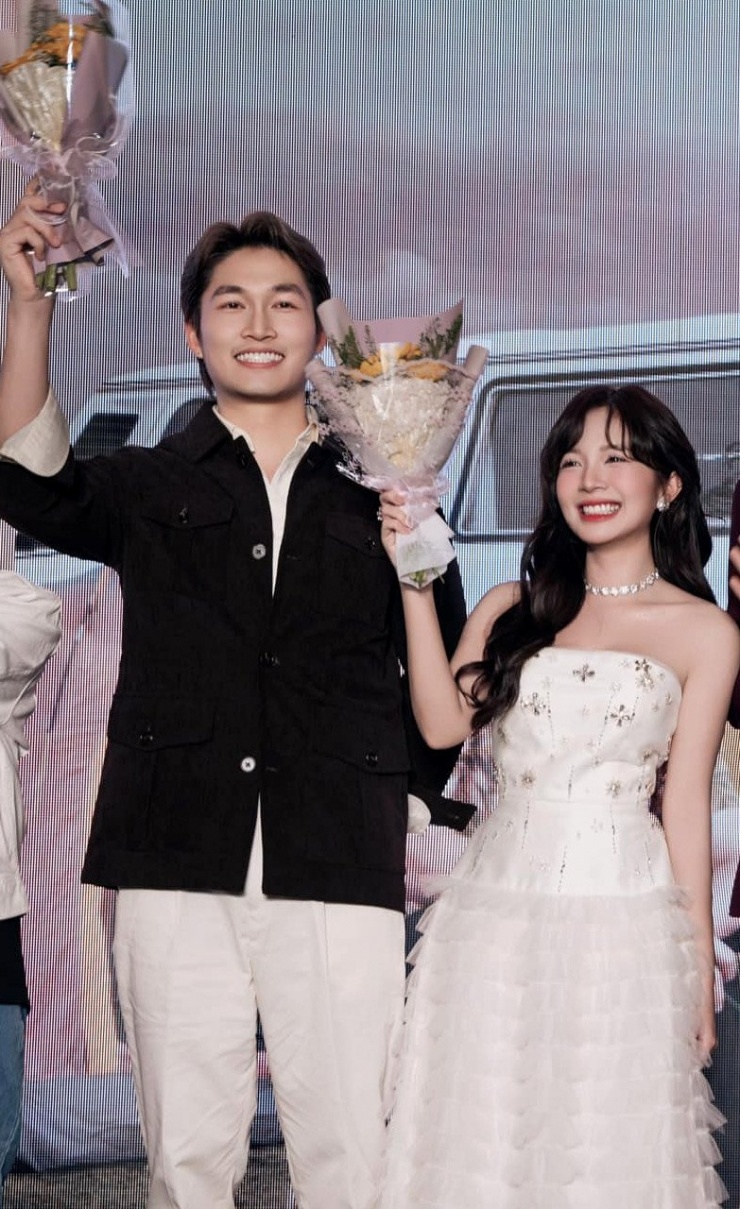 Nguyễn Hoàng Ngọc Huyền và Đình Tú cùng xuất hiện trong họp báo công bố khung giờ phim mới của VTV. Họ từng đóng chung phim