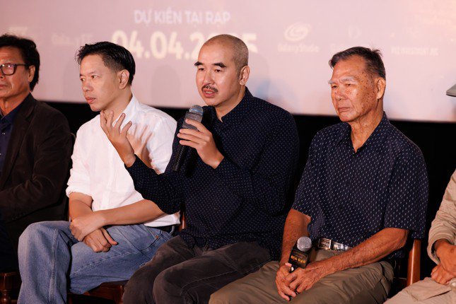 1741310942-d2t-8855-8018-4273-width645height430 Đạo diễn Bùi Thạc Chuyên (áo đen) chia sẻ anh ấp ủ dự án Địa đạo suốt 10 năm.