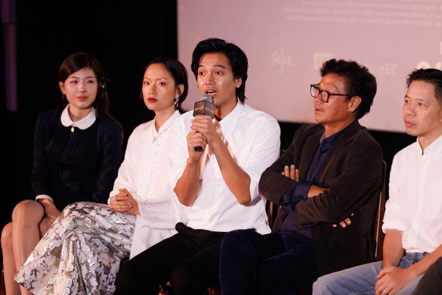 1741310942-d2t-9032-2570-1893-width645height430 Thái Hòa (trên, cầm micro) và Quang Tuấn (cầm micro ảnh dưới) chia sẻ tại showcase.