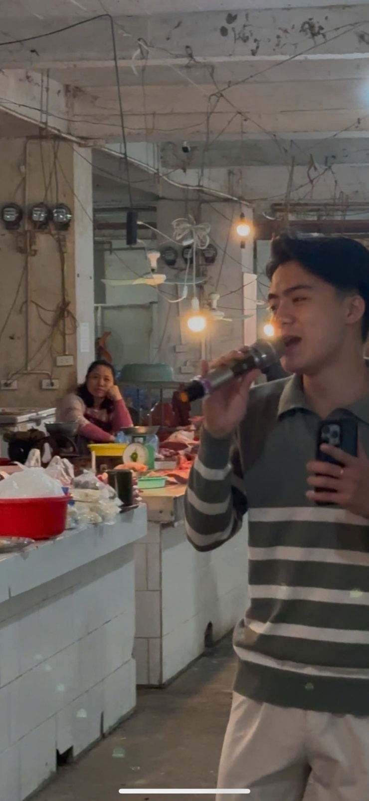 Những người phụ nữ bán hàng ở chợ rất thích món quà Quân tặng. Ảnh chụp từ clip